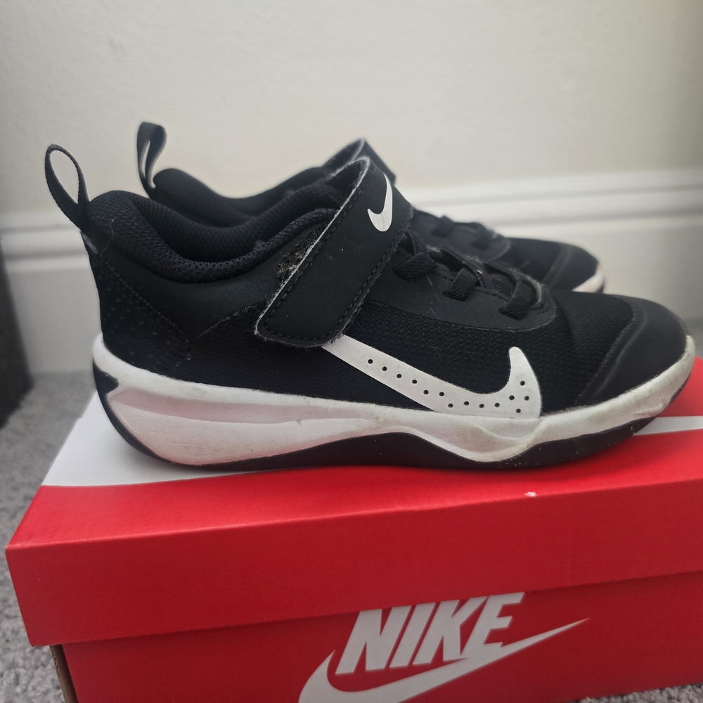Nike Black and White Sneakers Modern Athletic Design